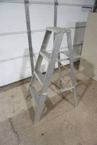 lot 310 image: 4 aluminum step ladder