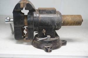 lot 318 image: 5 Vice with pipe jaws & regular jaws