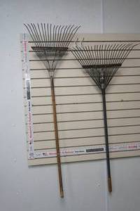 lot 401 image: 2 metal rakes