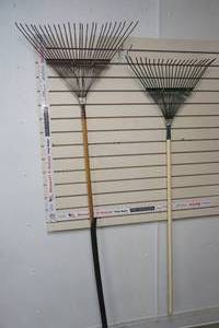 lot 402 image: 2 metal rakes