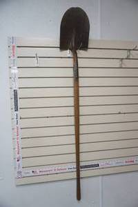 lot 406 image: Spade Shovel