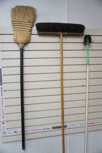 lot 413 image: Brooms & cobweb brush