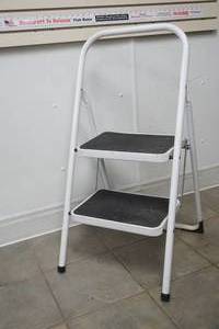lot 416 image: Cosco Folding Step Stool
