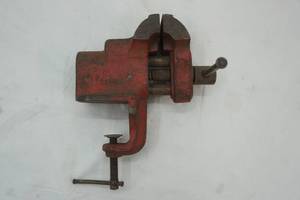 lot 421 image: small bench vice 3 jaws