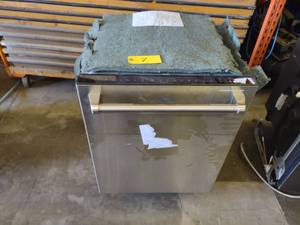 lot 7 image: Ikea Dish Washer, Model Vintrosa 70...