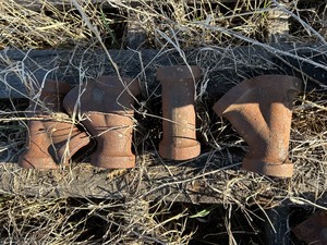 lot 504 image: 1 1 2 Cast Iron Fittings (F62, F102, F111, F115, F121, F125)