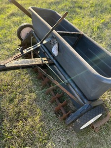 lot 425 image: Grass Seeder (Needs Work)