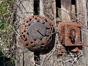 lot 312 image: Cast Iron Vent & Top for Round Oak Stove