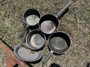 lot 218 image: Aluminum Pots, Pie Pan (5 items)