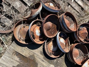 lot 406 image: Rusty Feed Pans (Lot of 20)