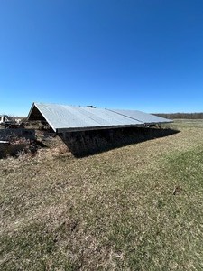 lot 106 image: 16 x 24 Livestock  Poultry Range Shelter (needs work)