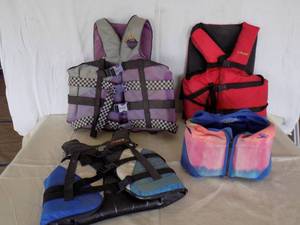 lot 7 image: 4 Life Jackets