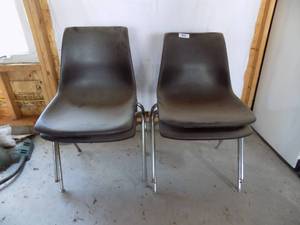 lot 47 image: 4 - Stackable Chairs