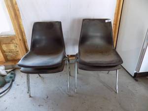 lot 48 image: 4 - Stackable Chairs