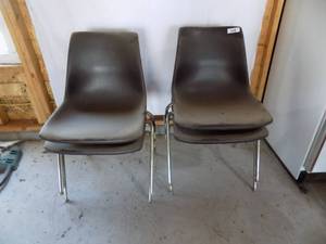 lot 49 image: 4 - Stackable Chairs