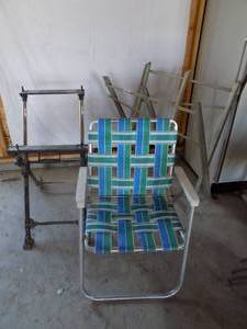 lot 52 image: Lawn Chair & 2 Racks