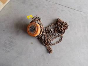 lot 114 image: 1 ton Cobra Chain Hoist.