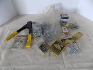 lot 122 image: Lot Of Pop Rivets & Gun