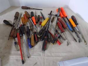 lot 124 image: Lot Of Pry Bars, Screwdrivers