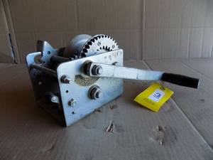 lot 162 image: 2000 lbs Hand Winch