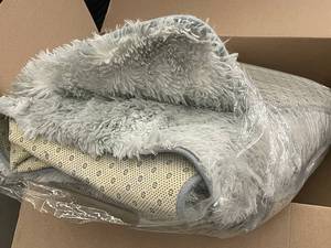 lot 7 image: Faux Fur Shag Rug with Anti-Slip Backing