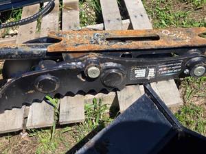 lot 6 image: 3.5 Ton Landhero Steel Metal Bucket Thumb Attachment
