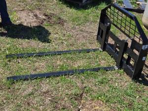 lot 7 image: Skid Loader Pallet Fork Attachment