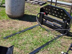 lot 15 image: GYWI Hydraulic Side Shift Fork for Skid Steer Loader - Fork Length 5