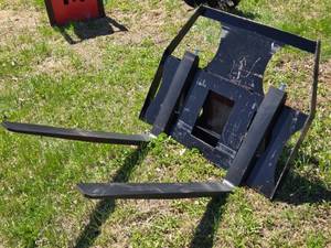 lot 18 image: Mini Skid Loader Fork Attachment - 3 Forks