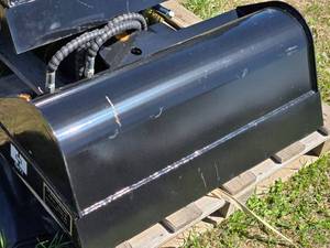 lot 20 image: 3 Ton Mini Excavator Hydraulic Tilt Bucket - 32