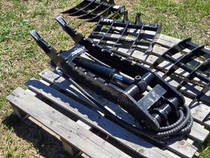 lot 30 image: 5 Ton Mini Excavator Hydraulic Thumb Clamp Attachment