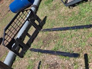 lot 32 image: Skid Loader Pallet Fork Attachment with 5 Forks
