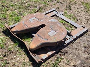 lot 65 image: Heavy-Duty Fifth Wheel Coupling Device 39x53