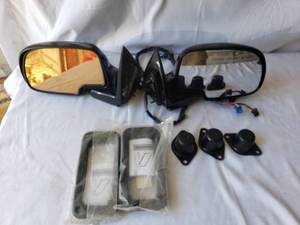 lot 88 image: Set of 2 Black Electric Side Mirrors off 2003 Chevy 2500 and Other Accessories