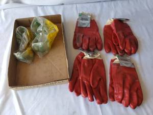 lot 93 image: Set of 4 PVC Jersey Lined Gloves with 2 Pair of Goggles