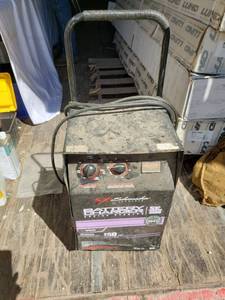 lot 105 image: Schumacher SE-3000 Battery Charger and Engine Starter - 200 Amp Start, 250 Amp Continuous Charge - 6V12V24V