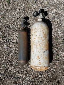 lot 121 image: Lot of 2 Used Compressed Gas Cylinders with Valves