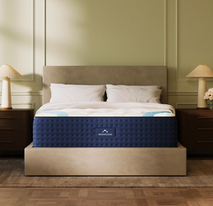 lot 18 image: Dreamcloud Premier Luxury Gel Memory Foam 13 Queen Sized Mattress 050525273.20