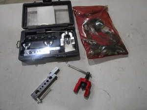 lot 38 image: Compression Tester & Flaring Tool Set