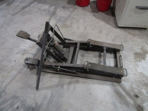 lot 70 image: Motorcycle, ATV, Mower Jack