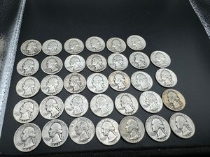 lot 64 image: 34 Silver Washington Quarters all 1940s