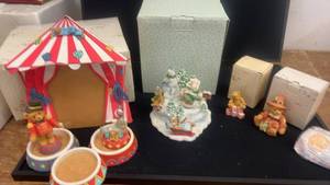 lot 73 image: Charming Collection of Boyds Bearstone Figurines and Musical Carousel