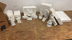 lot 94 image: Complete Set of Porcelain Nativity Figurines