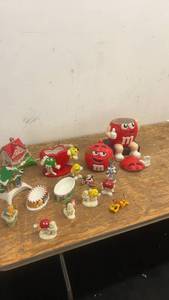 lot 98 image: Lot of M&M and Looney Tunes Collectible Figurines and Decorations
