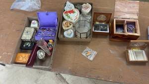 lot 106 image: Collection of Jewelry and Decorative Trinket Boxes