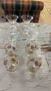 lot 126 image: Set of 8 Vintage Glasses with Gold Leaf Design and Martini Cups