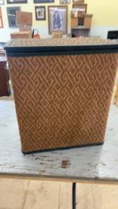 lot 159 image: Woven Reed Decorative Storage Bin with Hinged Lid