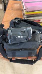 lot 180 image: Canon ES8600V Hi8 Video Camcorder with Accessories