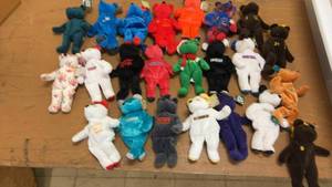lot 184 image: Set of 22 Vintage Souvenir Plush Bears with City Logos