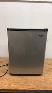 lot 185 image: Sanyo SR-2570M Mini Fridge with Freezer Compartment